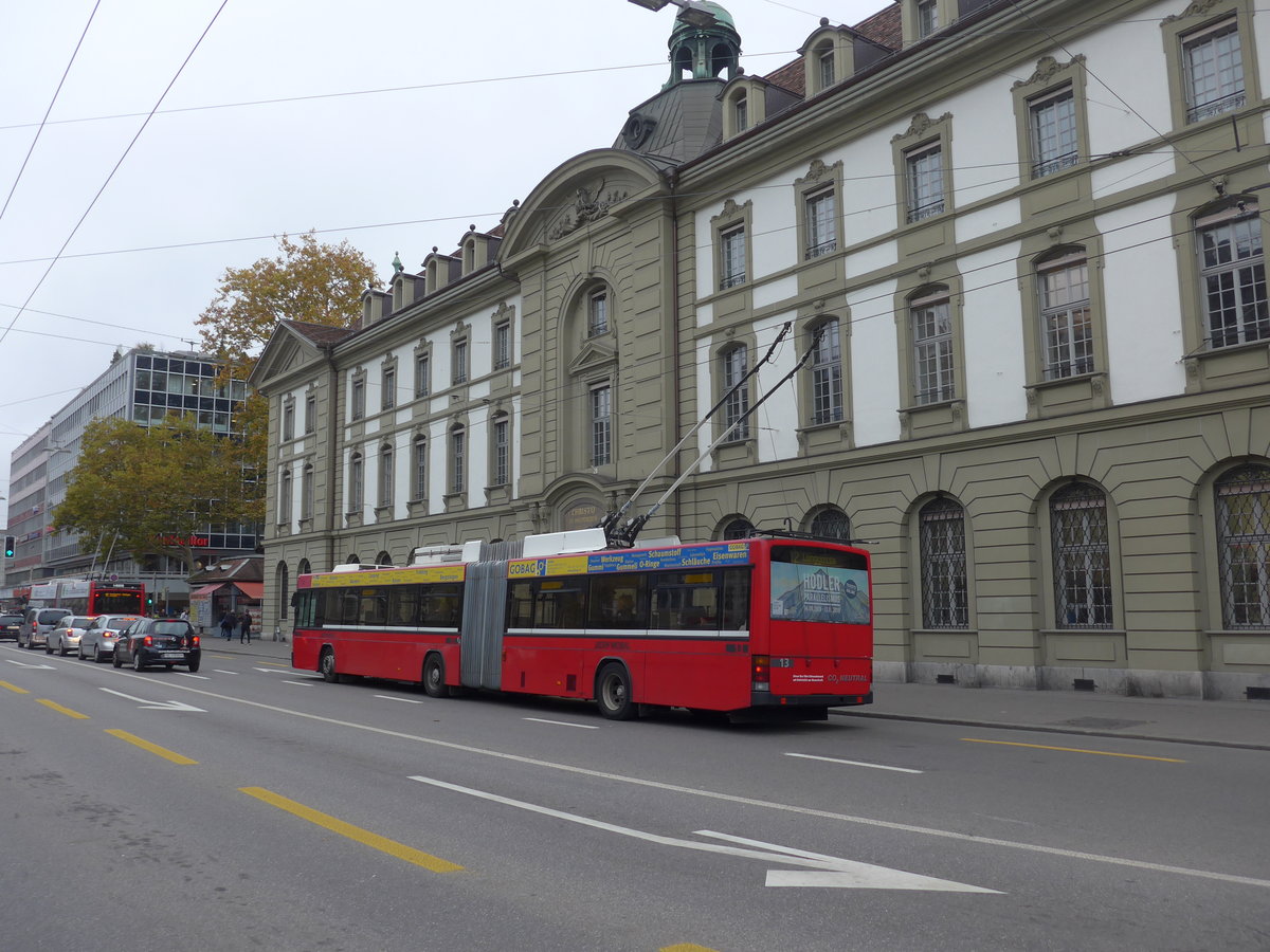 (199'128) - Bernmobil, Bern - Nr. 13 - NAW/Hess Gelenktrolleybus am 29. Oktober 2018 beim Bahnhof Bern