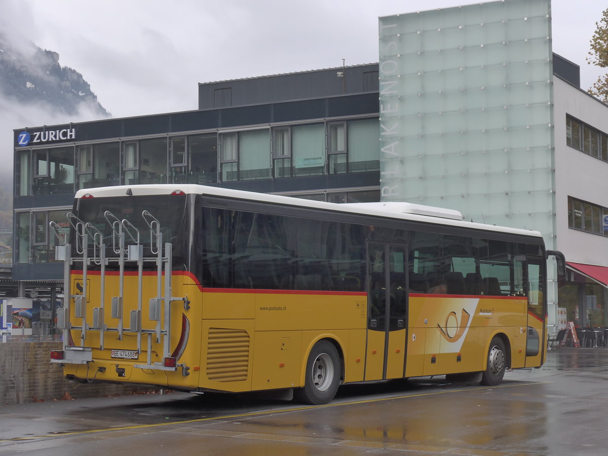 (199'153) - PostAuto Bern - BE 474'688 - Iveco am 29. Oktober 2018 beim Bahnhof Interlaken Ost