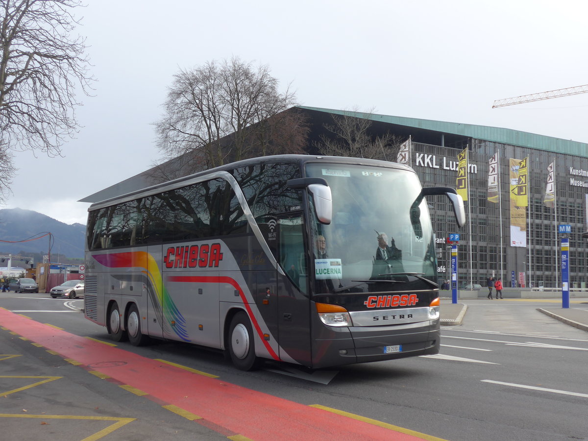 (199'824) - Aus Italien: Chiesa, Carmagnola - EF-253 DJ - Setra am 8. Dezember 2018 beim Bahnhof Luzern