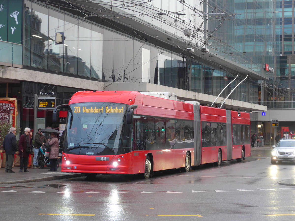 (199'929) - Bernmobil, Bern - Nr. 44 - Hess/Hess Doppelgelenktrolleybus am 10. Dezember 2018 beim Bahnhof Bern