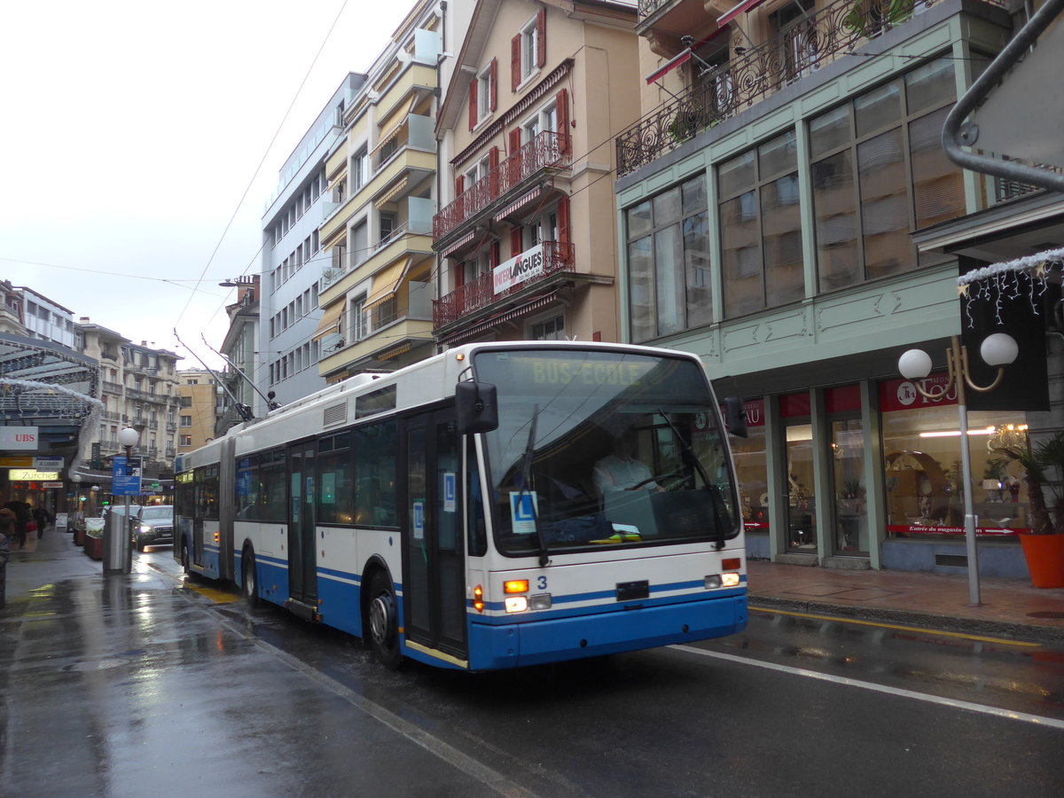 (200'025) - VMCV Clarens - Nr. 3 - Van Hool Gelenktrolleybus am 17. Dezember 2018 in Montreux, Casino