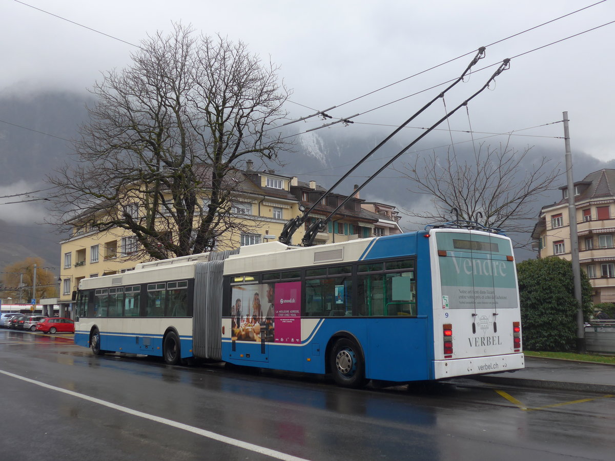 (200'064) - VMCV Clarens - Nr. 9 - Van Hool Gelenktrolleybus am 17. Dezember 2018 beim Bahnhof Villeneuve