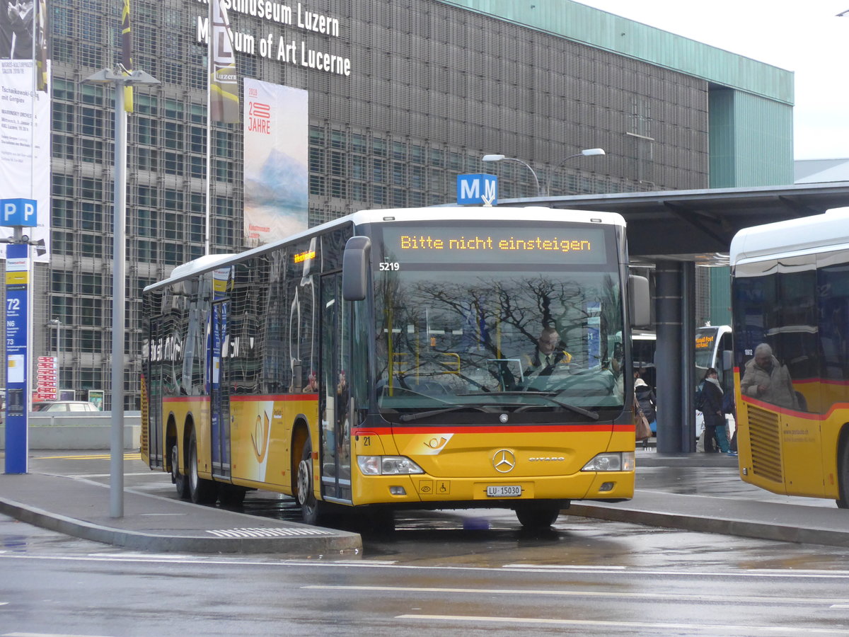 (200'133) - Bucheli, Kriens - Nr. 21/LU 15'030 - Mercedes am 24. Dezember 2018 beim Bahnhof Luzern