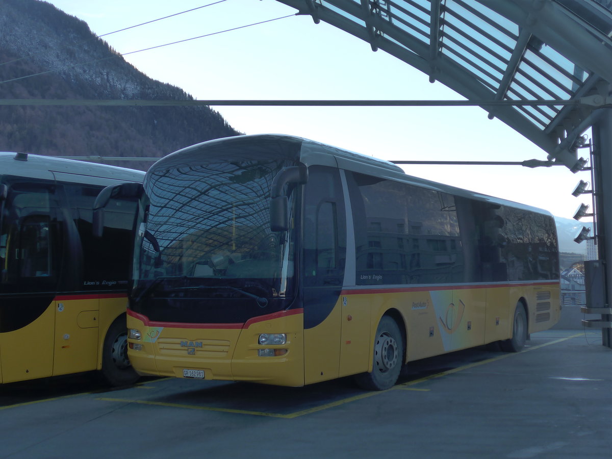 (200'325) - PostAuto Graubnden - GR 162'981 - MAN am 26. Dezember 2018 in Chur, Postautostation