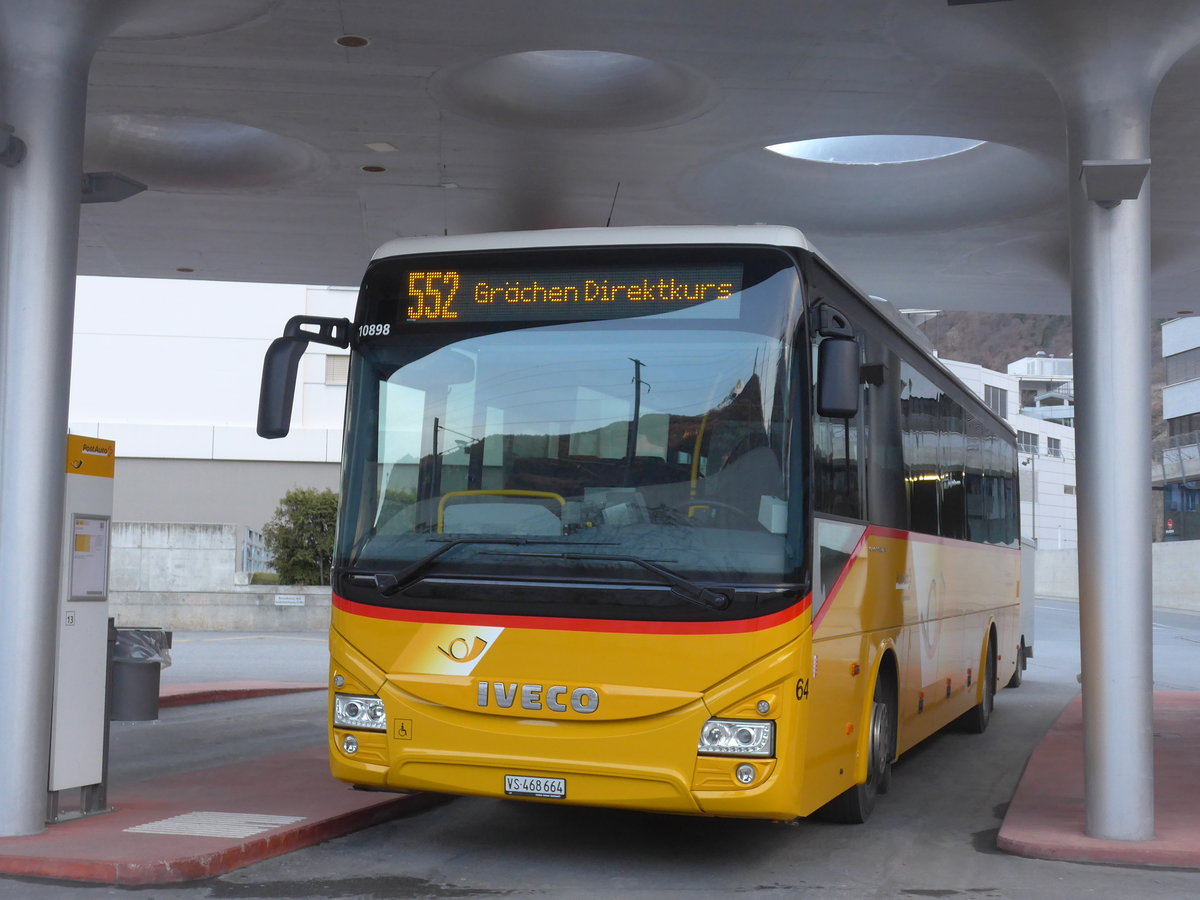 (201'918) - Autotour, Visp - Nr. 64/VS 468'664 - Iveco am 3. Mrz 2019 beim Bahnhof Visp