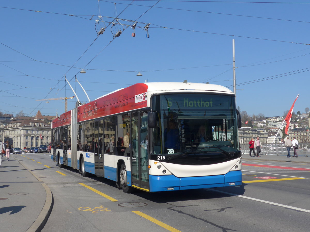 (203'007) - VBL Luzern - Nr. 215 - Hess/Hess Gelenktrolleybus am 23. Mrz 2019 in Luzern, Bahnhofbrcke