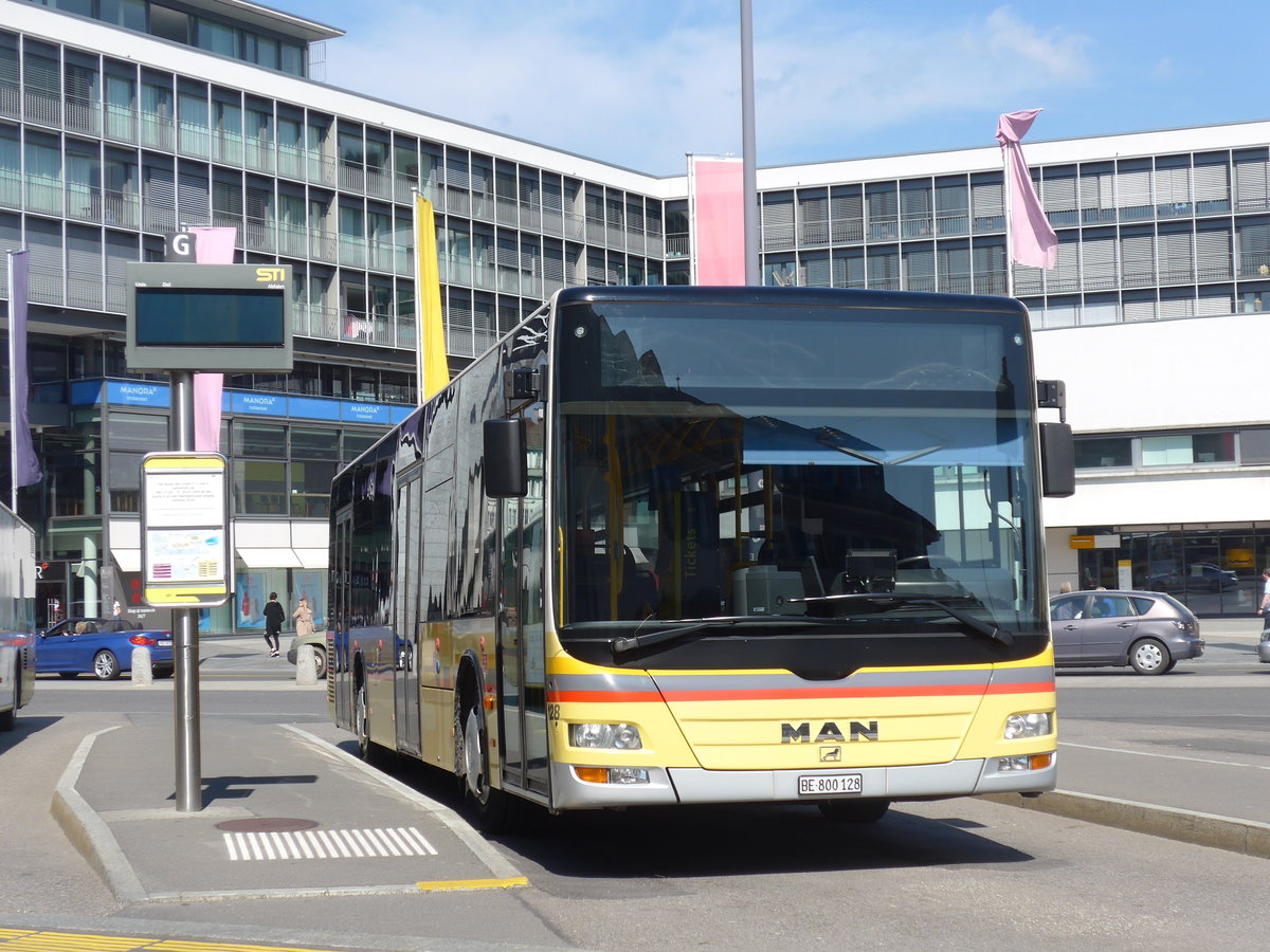 (203'439) - STI Thun - Nr. 128/BE 800'128 - MAN am 31. Mrz 2019 beim Bahnhof Thun