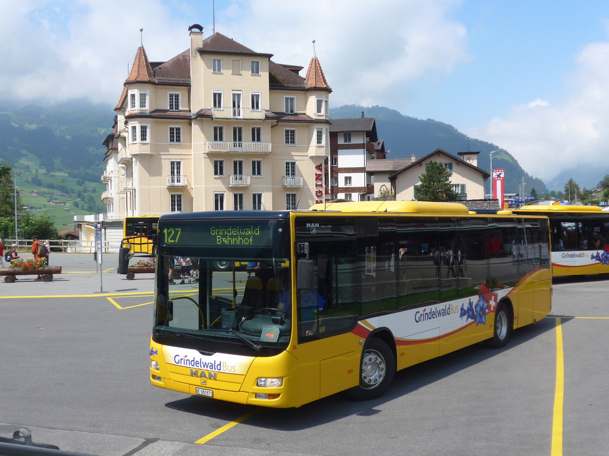 (207'695) - AVG Grindelwald - Nr. 18/BE 382'871 - MAN/Gppel am 9. Juli 2019 beim Bahnhof Grindelwald