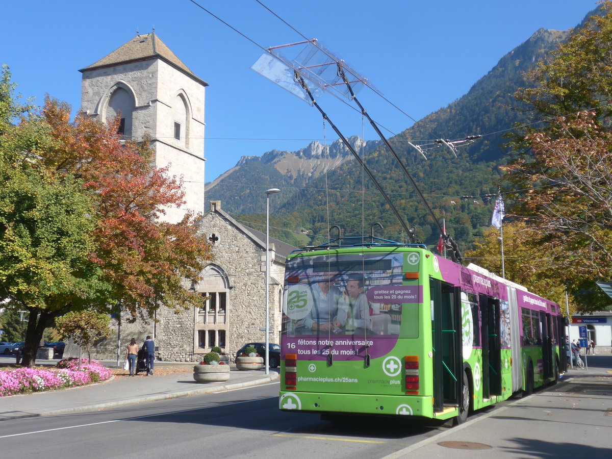 (210'335) - VMCV Clarens - Nr. 16 - Van Hool Gelenktrolleybus am 14. Oktober 2019 beim Bahnhof Villeneuve