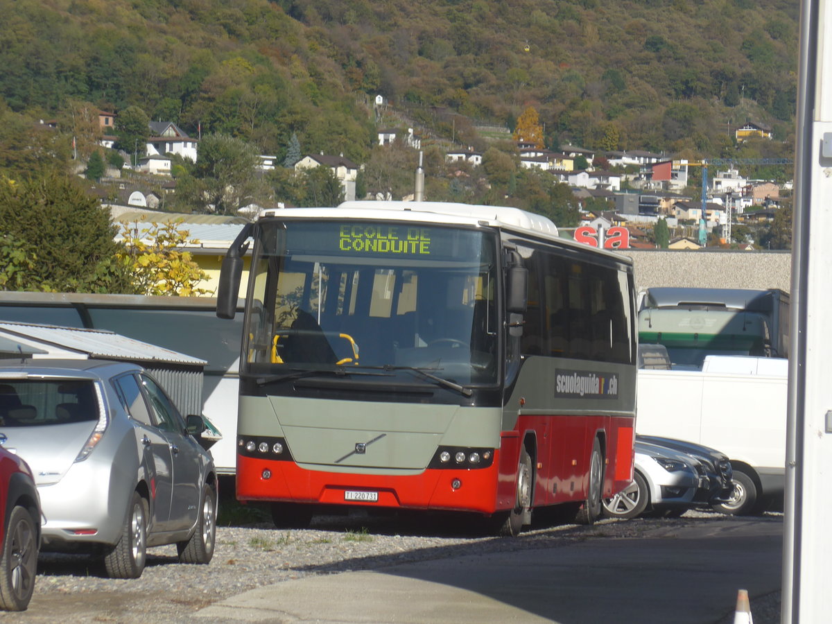 (210'608) - Serta, Giubiasco - TI 220'731 - Volvo (ex Lathion, Sion Nr. 4) am 26. Oktober 2019 in Lumino, Zaunteam