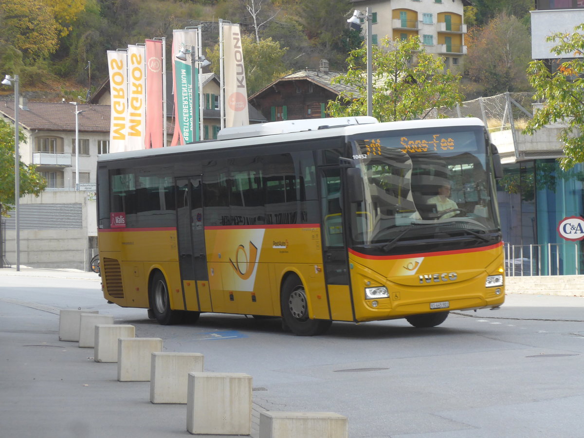 (210'679) - PostAuto Wallis - VS 445'901 - Iveco am 27. Oktober 2019 beim Bahnhof Visp