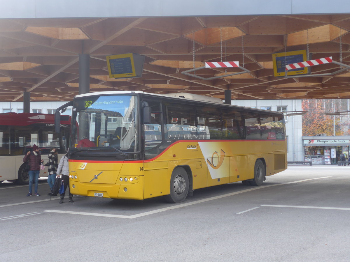 (210'950) - Lathion, Sion - Nr. 14/VS 5368 - Volvo am 9. November 2019 beim Bahnhof Sion