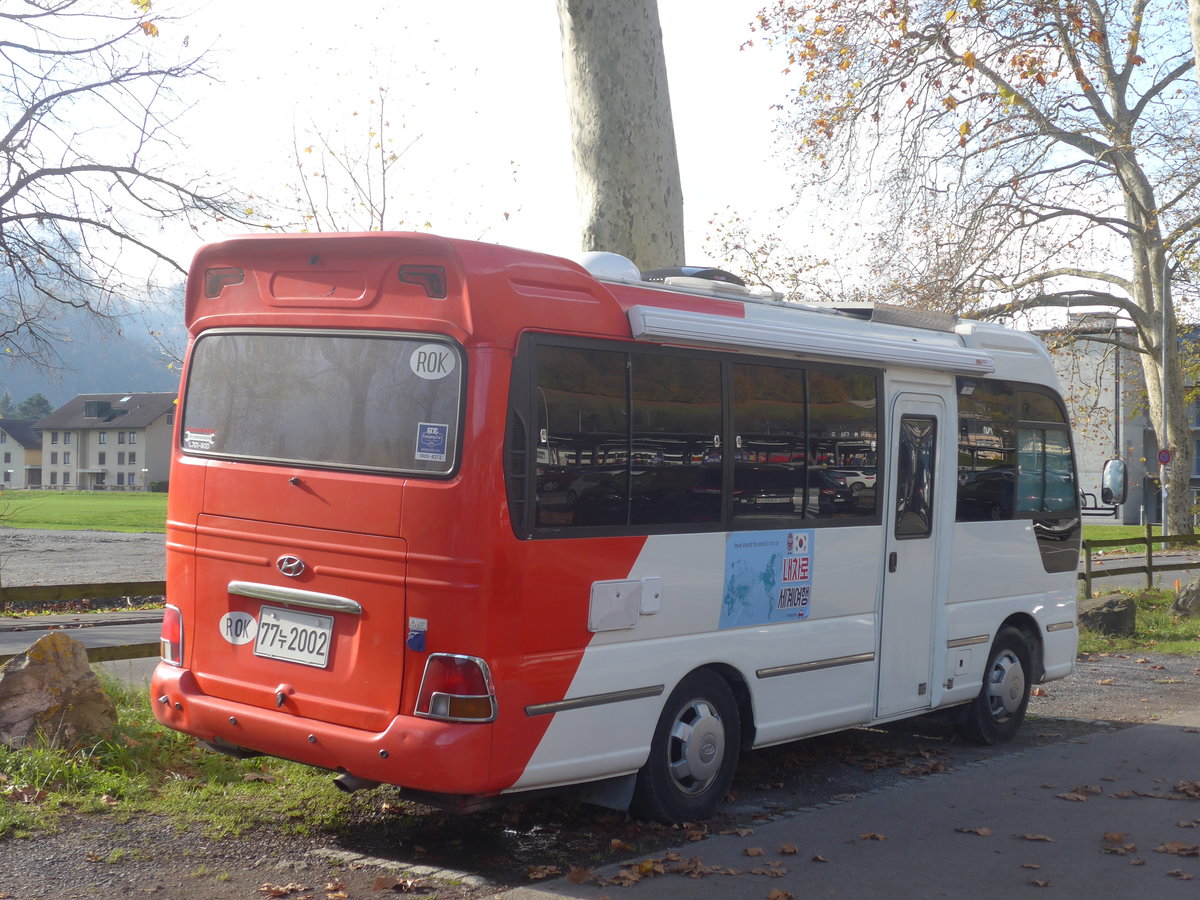 (210'987) - Aus Sdkorea: ??? - 77LT2002 - Hyundai am 11. November 2019 beim Bahnhof Interlaken Ost