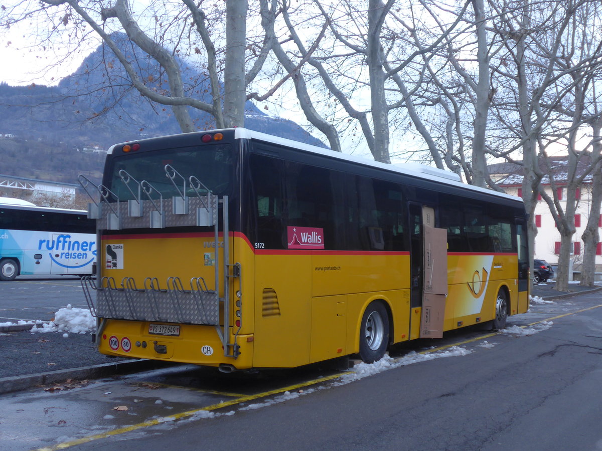 (213'387) - PostAuto Wallis - VS 372'649 - Irisbus am 4. Januar 2020 in Brig, Garage