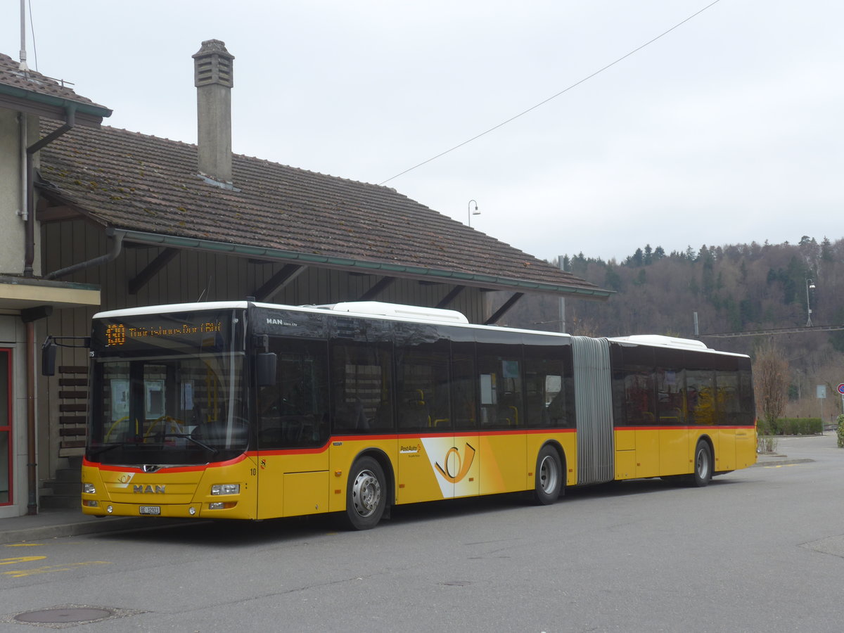 (215'367) - Steiner, Ortschwaben - Nr. 10/BE 32'923 - MAN am 22. Mrz 2020 beim Bahnhof Laupen