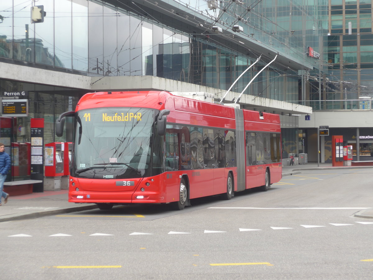 (215'457) - Bernmobil, Bern - Nr. 36 - Hess/Hess Gelenktrolleybus am 22. Mrz 2020 beim Bahnhof Bern