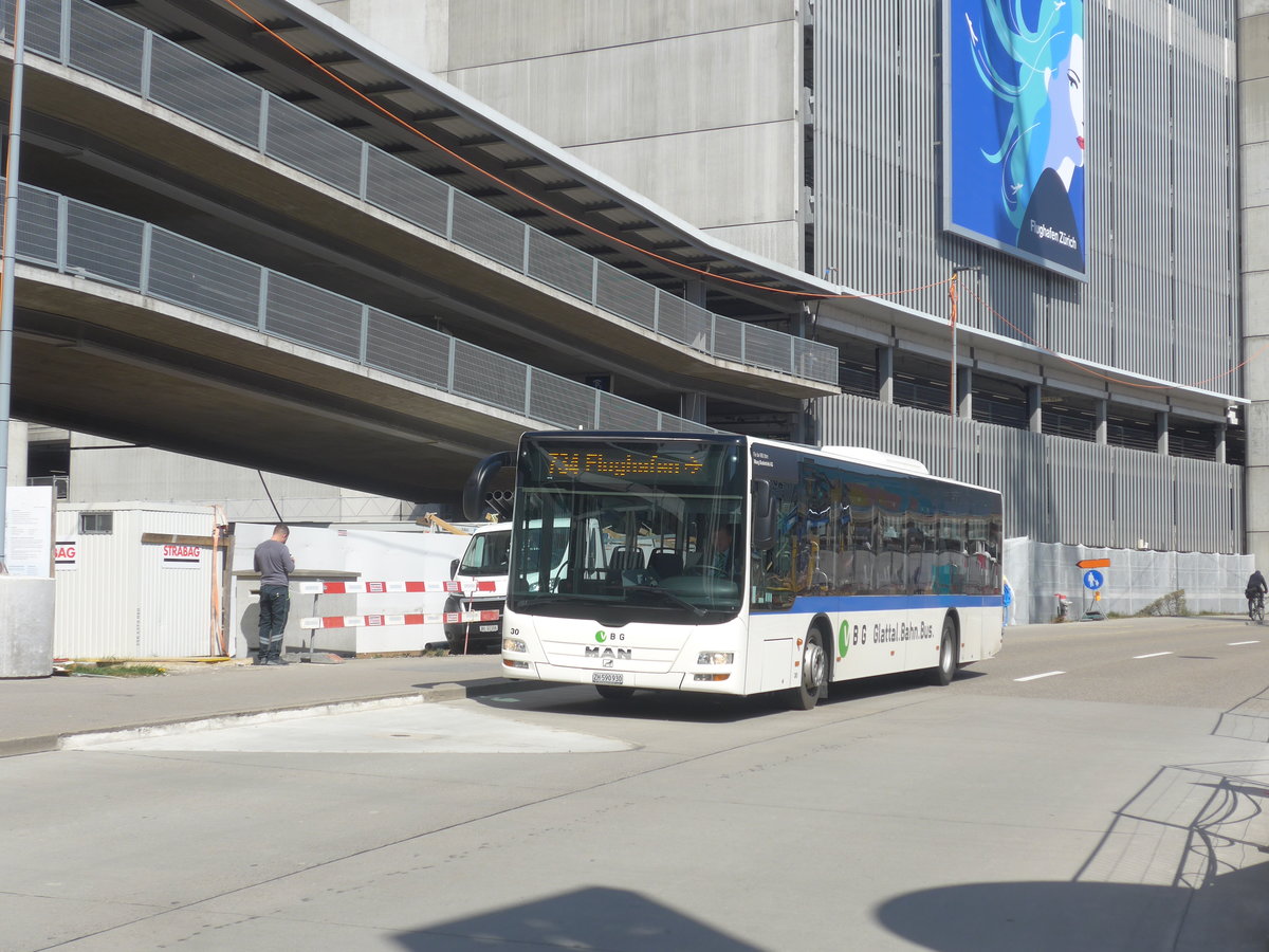 (215'904) - Maag, Kloten - Nr. 30/ZH 590'930 - MAN am 6. April 2020 in Zrich, Flughafen