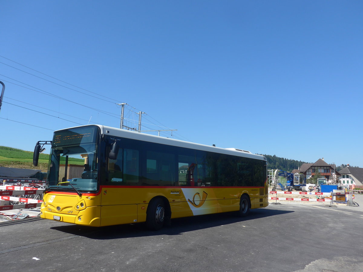 (219'563) - PostAuto Bern - Nr. 217/BE 843'217 - Heuliez am 9. August 2020 beim Bahnhof Biglen