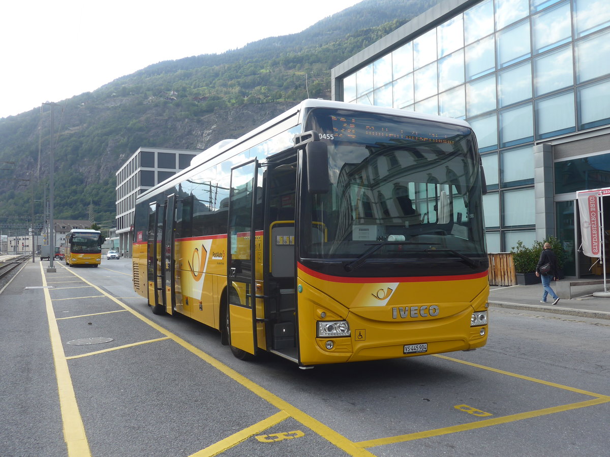 (220'535) - PostAuto Wallis - VS 445'904 - Iveco am 6. September 2020 beim Bahnhof Brig