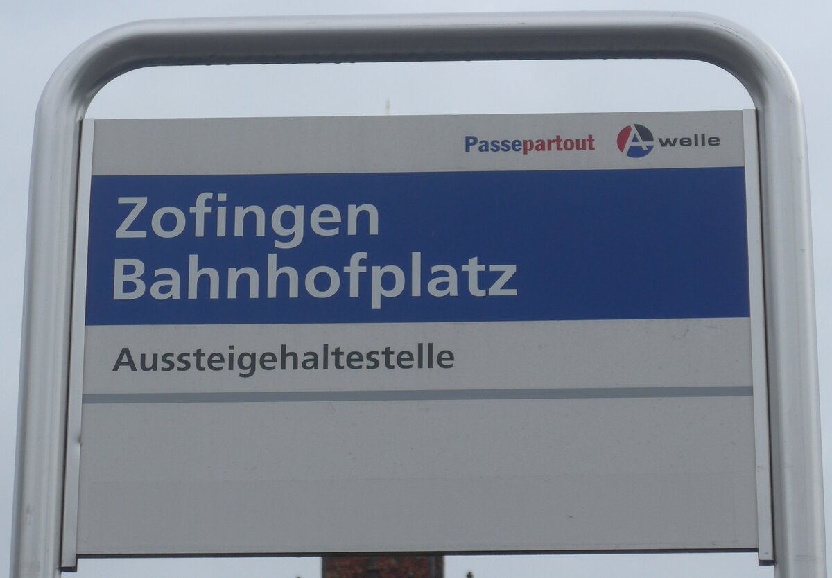 (221'357) - A-welle-Haltestellenschild - Zofingen, Bahnhofplatz - am 25. September 2020