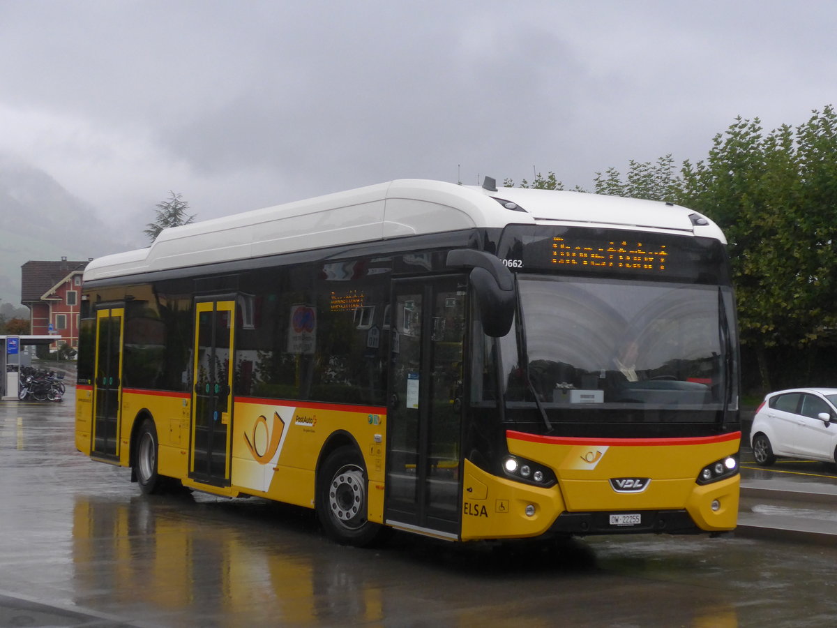 (221'654) - PostAuto Zentralschweiz - OW 22'255 - VDL am 10. Oktober 2020 beim Bahnhof Sarnen