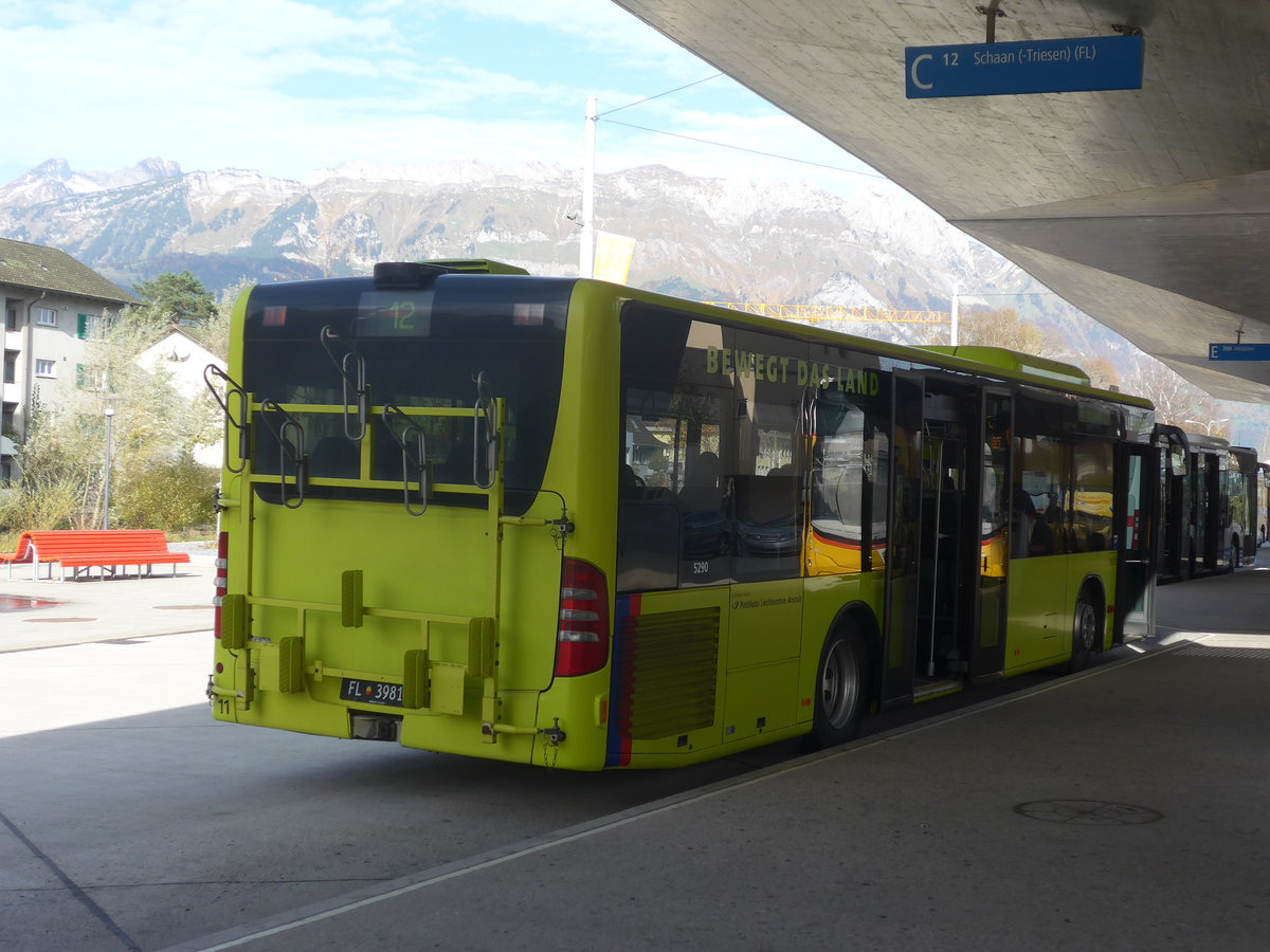 (222'378) - Aus Liechtenstein: PLA Vaduz - Nr. 11/FL 39'811 - Mercedes am 22. Oktober 2020 beim Bahnhof Buchs