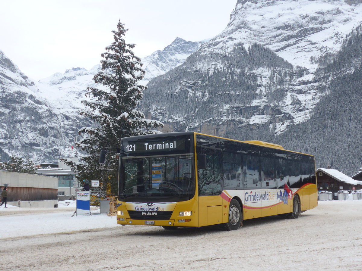 (223'159) - Grindelwaldbus, Grindelwald - Nr. 15/BE 525'871 - MAN am 27. Dezember 2020 beim Bahnhof Grindelwald