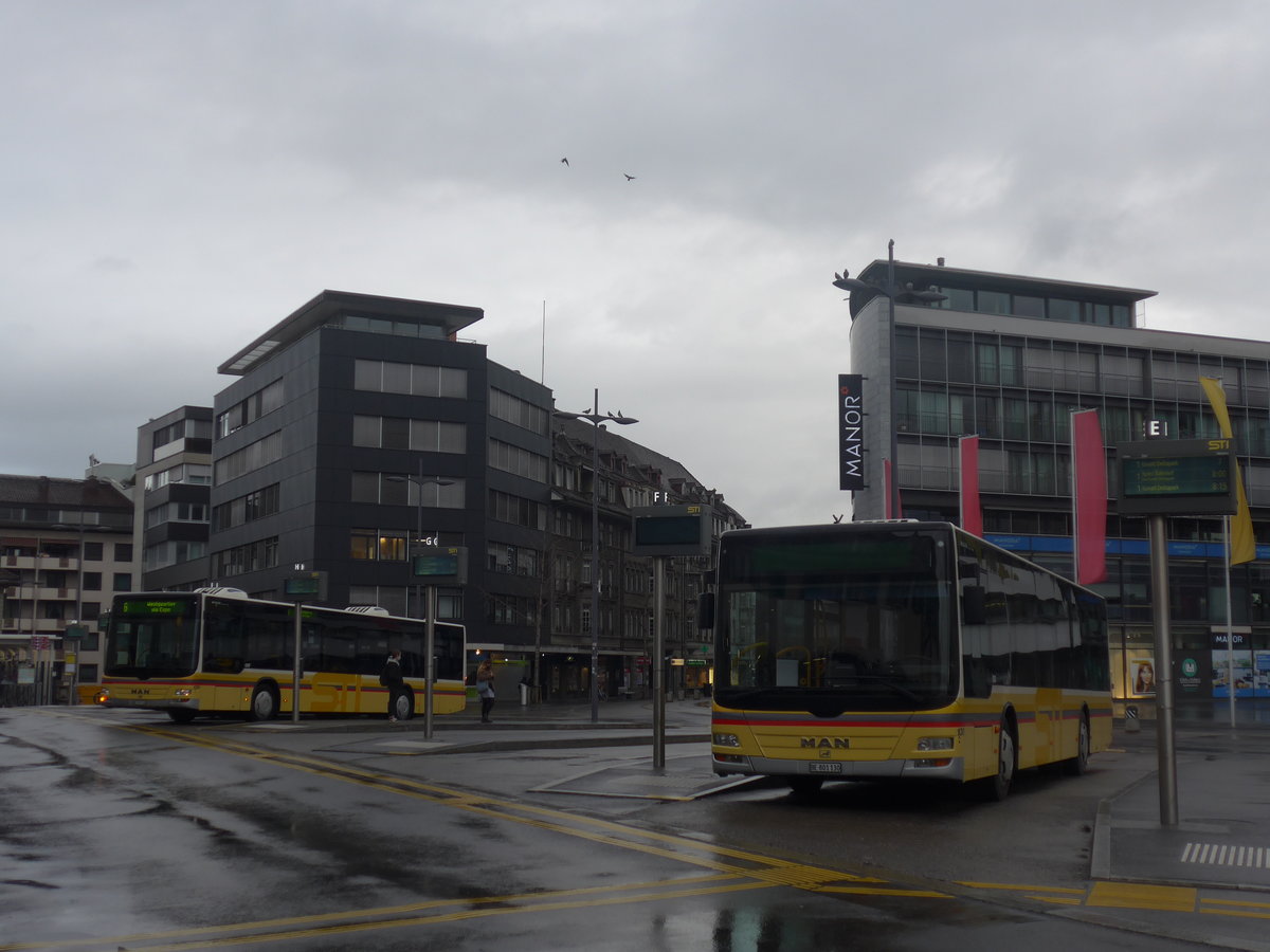 (224'351) - STI Thun - Nr. 129/BE 800'129 + Nr. 130/BE 801'130 - MAN am 27. Mrz 2021 beim Bahnhof Thun