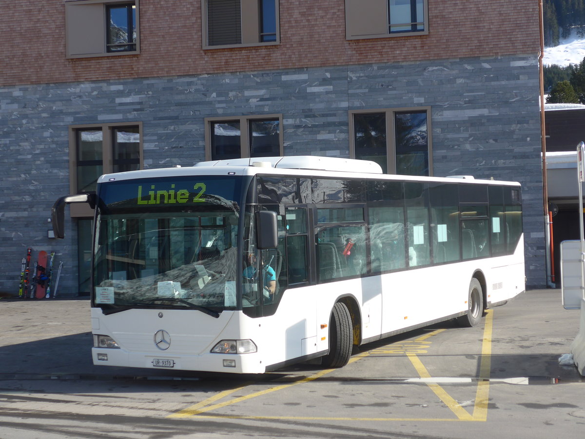 (224'547) - Andermatt-Urserntal Tourismus, Andermatt - UR 9370 - Mercedes am 28. Mrz 2021 in Andermatt, Bahnhofplatz