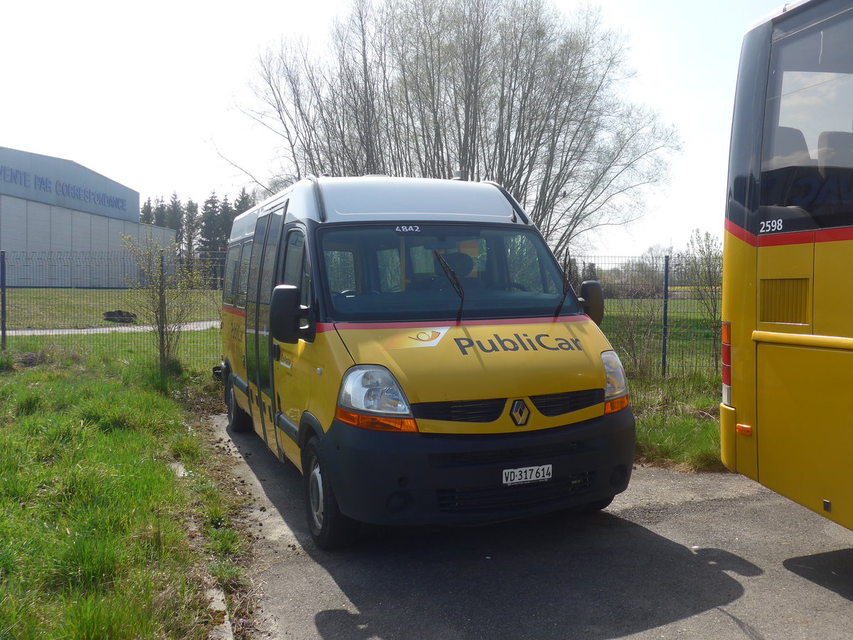 (224'764) - CarPostal Ouest - VD 317'614 - Renault (ex Favre, Avenches; ex CarPostal Ouest VD 3757; ex TPB, Sdeilles) am 2. April 2021 in Avenches, Garage