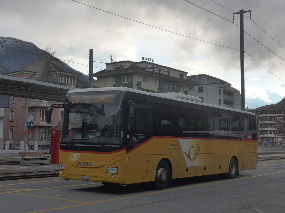 (225'175) - PostAuto Wallis - VS 445'901 - Iveco am 19. April 2021 beim Bahnhof Brig