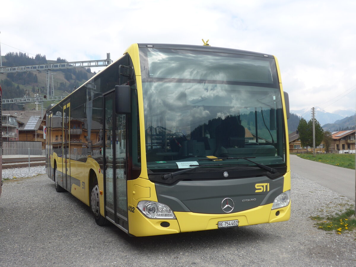 (225'303) - STI Thun - Nr. 402/BE 754'402 - Mercedes am 27. April 2021 beim Bahnhof Zweisimmen