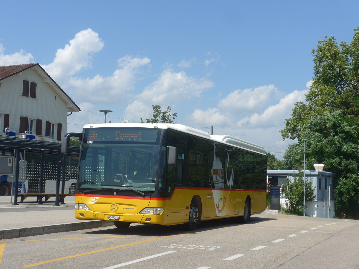 (227'326) - CarPostal Ouest - VD 570'810 - Mercedes (ex SAPJV, L'Isle Nr. 66) am 15. August 2021 beim Bahnhof Coppet