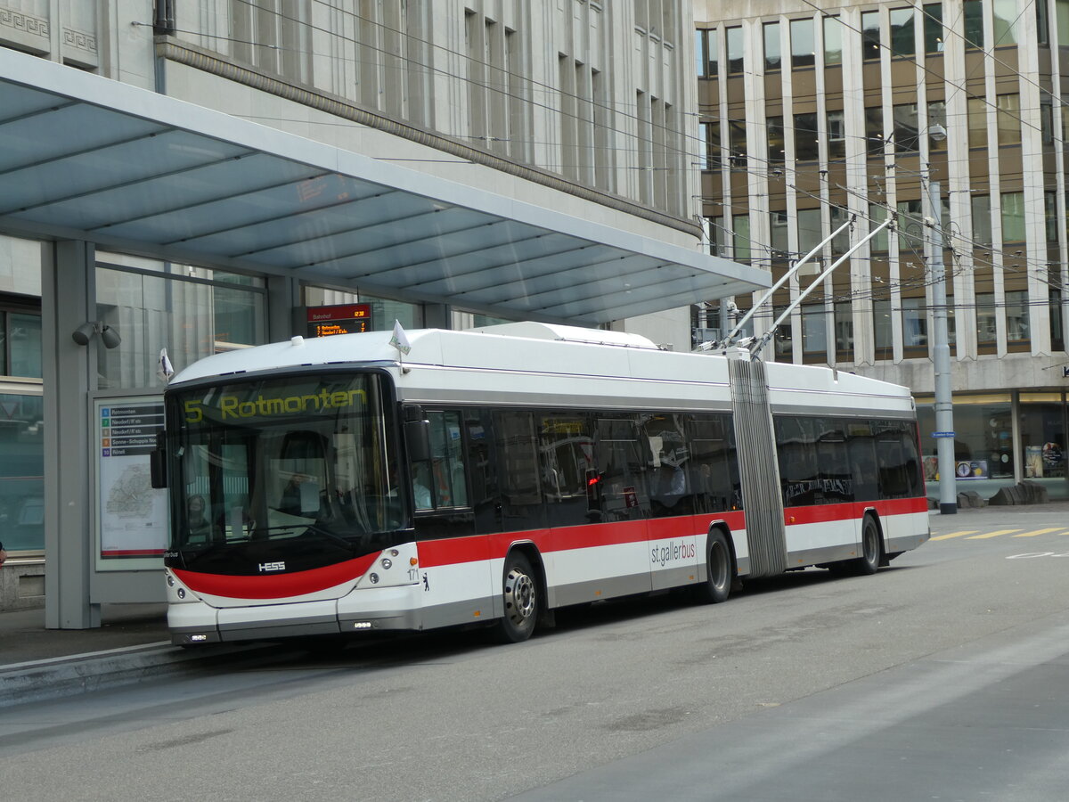 (229'100) - St. Gallerbus, St. Gallen - Nr. 171 - Hess/Hess Gelenktrolleybus am 13. Oktober 2021 beim Bahnhof St. Gallen