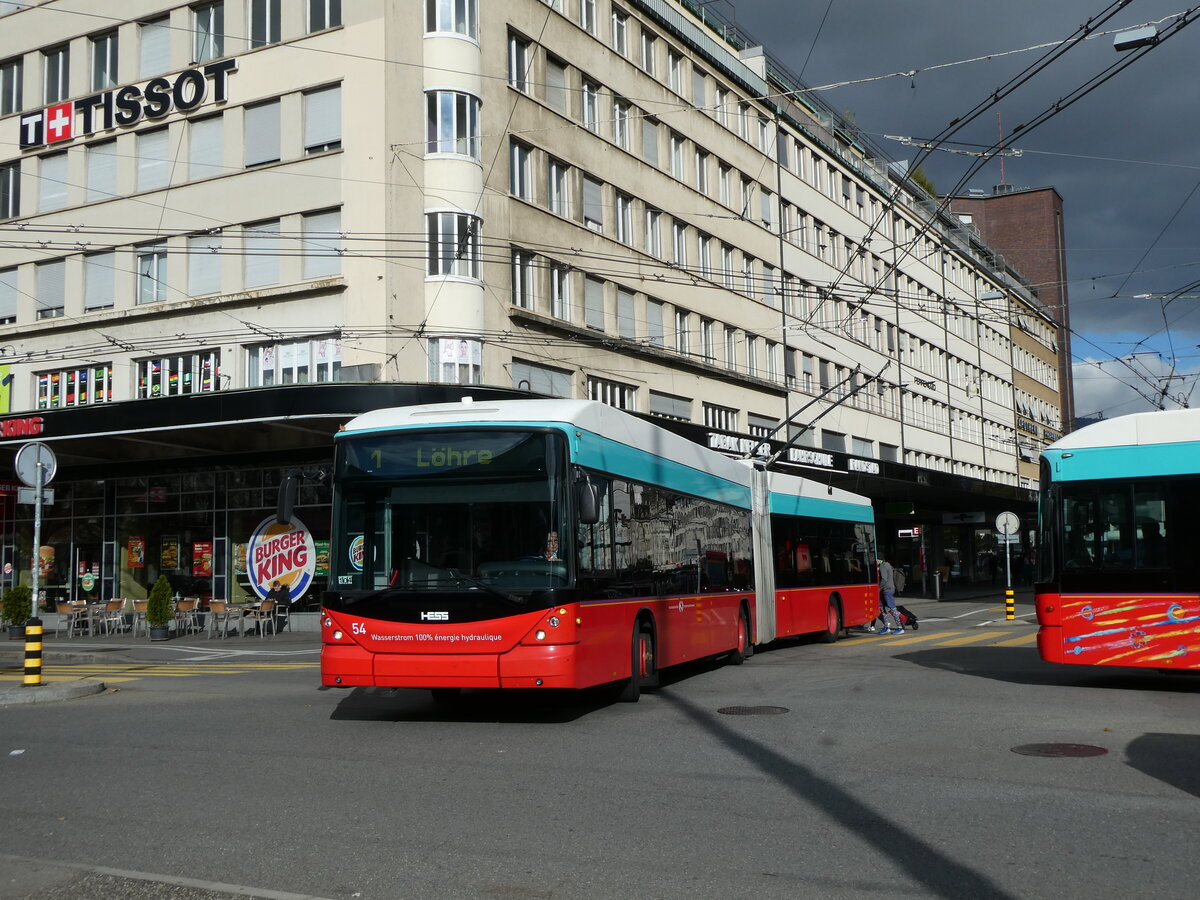 (230'105) - VB Biel - Nr. 54 - Hess/Hess Gelenktrolleybus am 8. November 2021 beim Bahnhof Biel