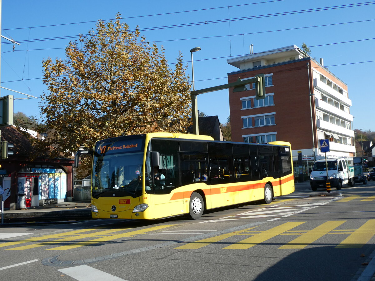 (230'252) - BLT Oberwil - Nr. 33/BL 219'277 - Mercedes am 9. November 2021 in Bottmingen, Schloss