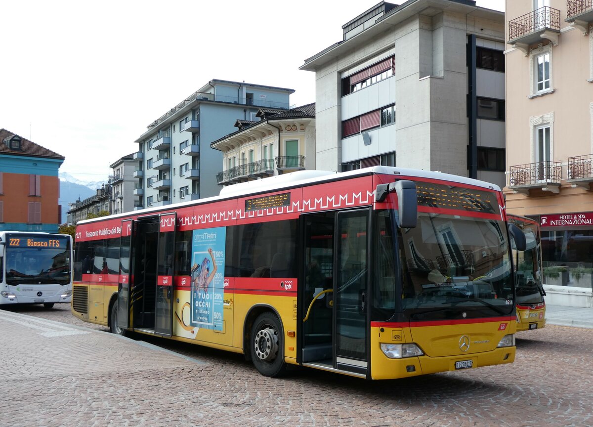 (230'407) - AutoPostale Ticino - TI 228'017 - Mercedes am 10. November 2021 beim Bahnhof Bellinzona