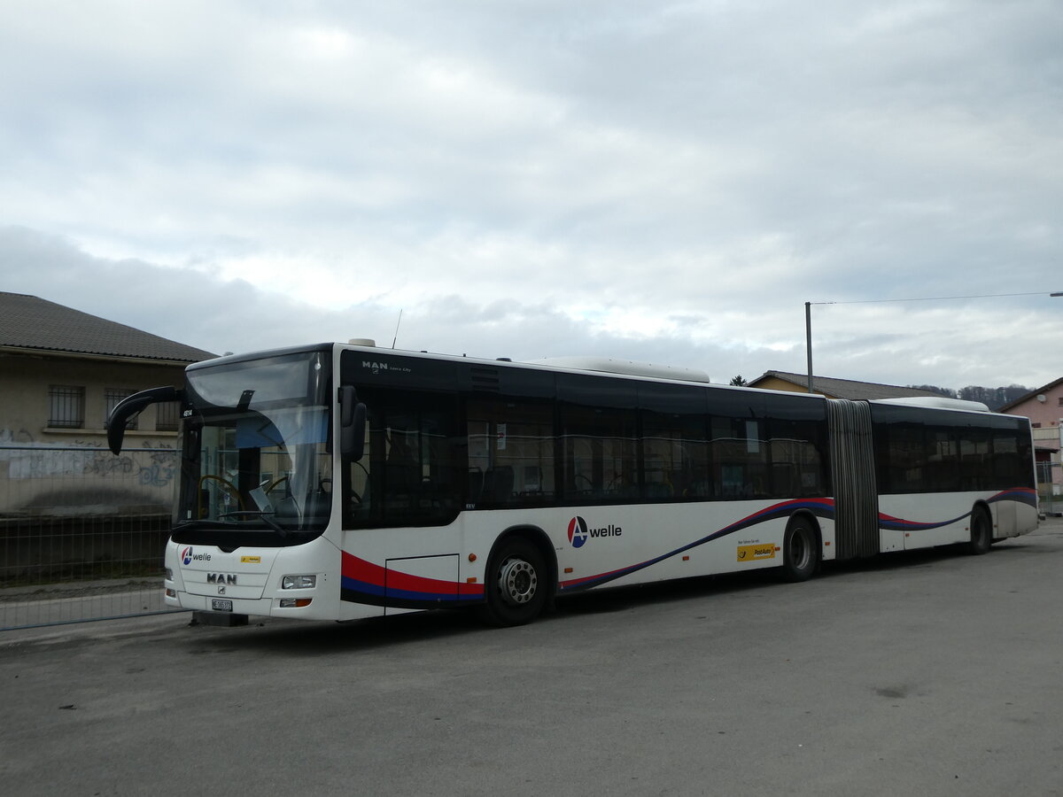 (230'695) - PostAuto Nordschweiz - NE 165'372 - MAN (ex AG 271'190) am 13. November 2021 beim Bahnhof Moudon (Einsatz CarPostal)