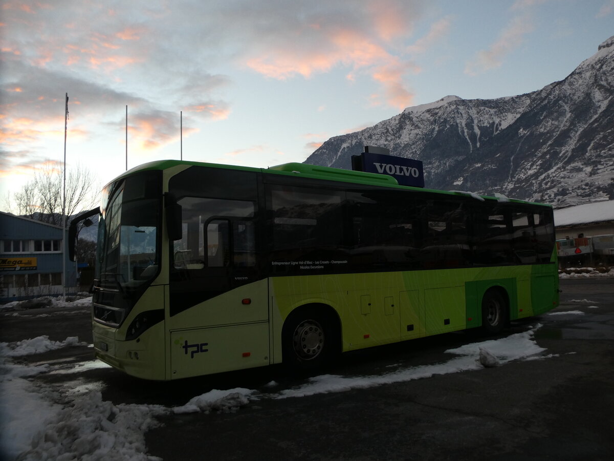 (231'202) - Nicolas, Val-d'Illiez - VS 47'983 - Volvo am 12. Dezember 2021 in Saxon, Volvo