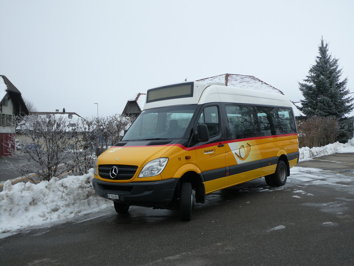 (231'406) - Engeloch, Riggisberg - Nr. 16/BE 704'922 - Mercedes (ex PostAuto Wallis) am 17. Dezember 2021 in Riggisberg, Garage