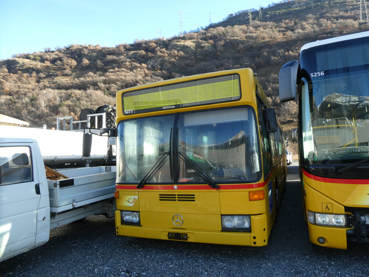 (231'665) - PostAuto Wallis - Nr. 17 - Mercedes (ex Theytaz, Sion; ex AAGL Liestal Nr. 57) am 1. Januar 2022 in Saxon, Garage Visa