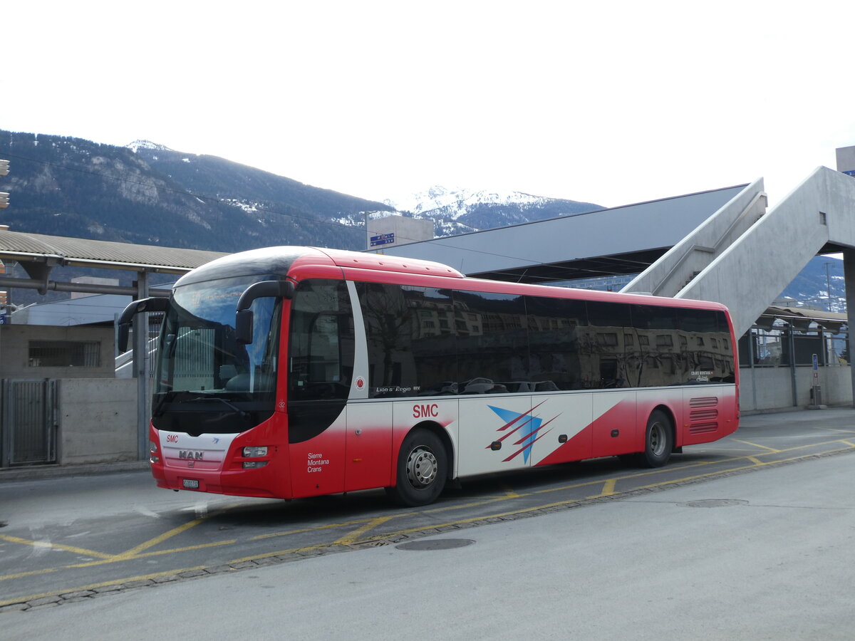 (231'742) - SMC Montana - Nr. 32/VS 201'732 - MAN am 2. Januar 2022 beim Bahnhof Sierre