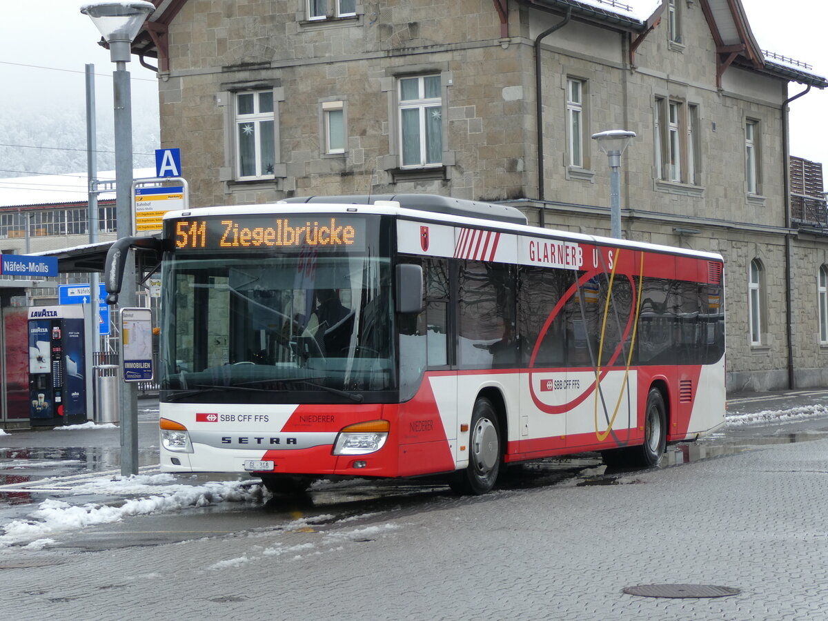 (231'976) - Niederer, Filzbach - Nr. 26/GL 348 - Setra am 10. Januar 2022 beim Bahnhof Nfels-Mollis