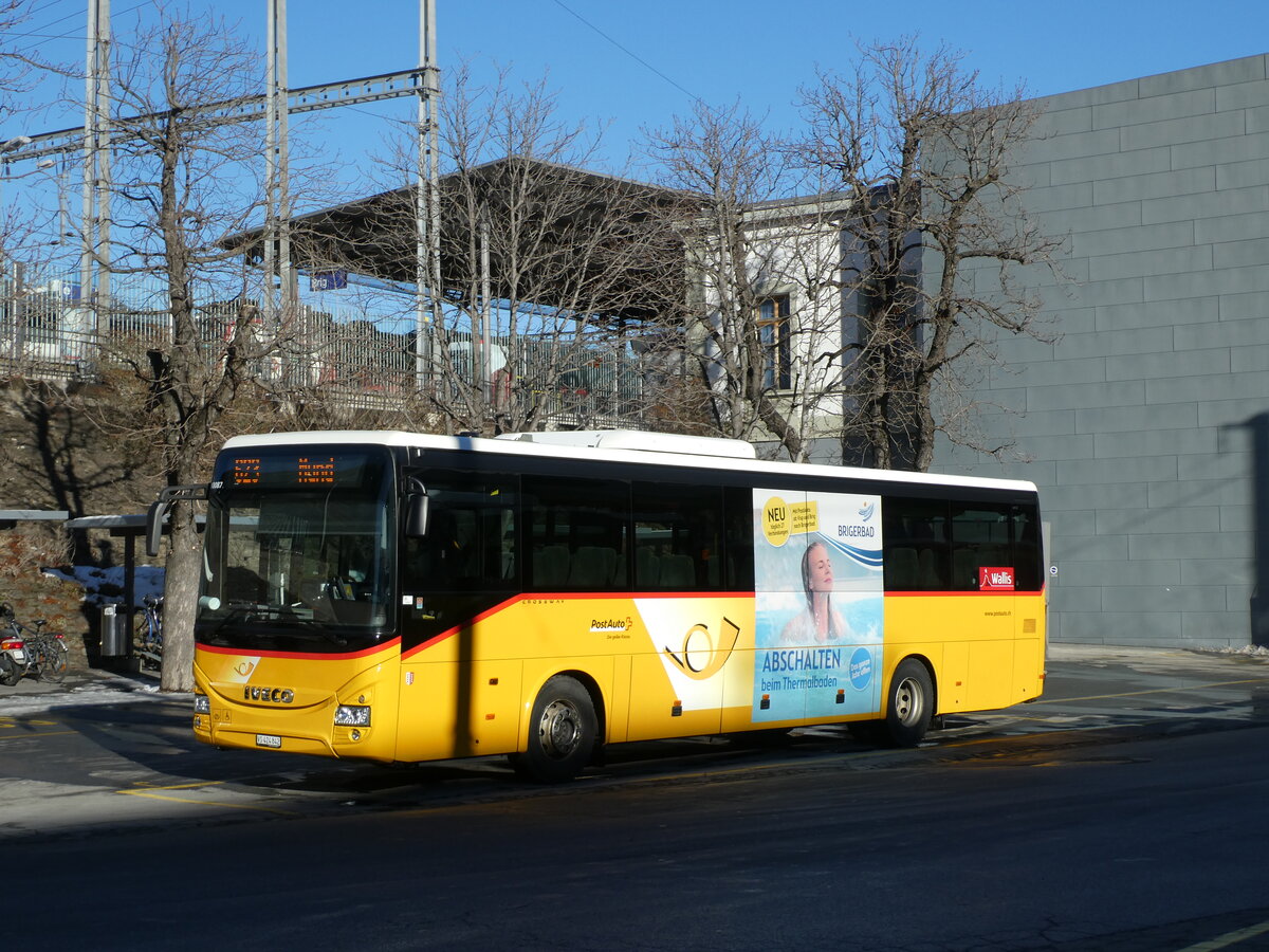 (232'093) - PostAuto Wallis - VS 424'842 - Iveco am 18. Januar 2022 beim Bahnhof Brig