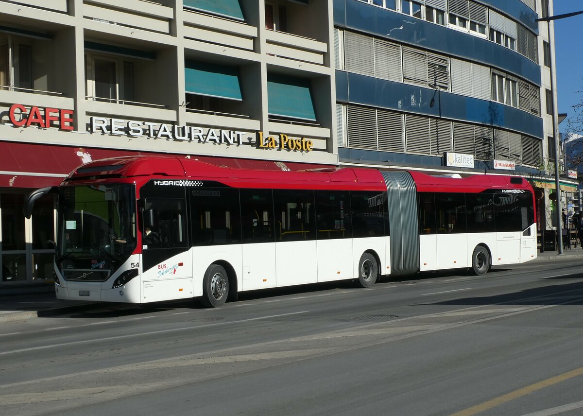 (232'225) - PostAuto Wallis - Nr. 54/VS 531'436 - Volvo am 21. Januar 2022 beim Bahnhof Sion