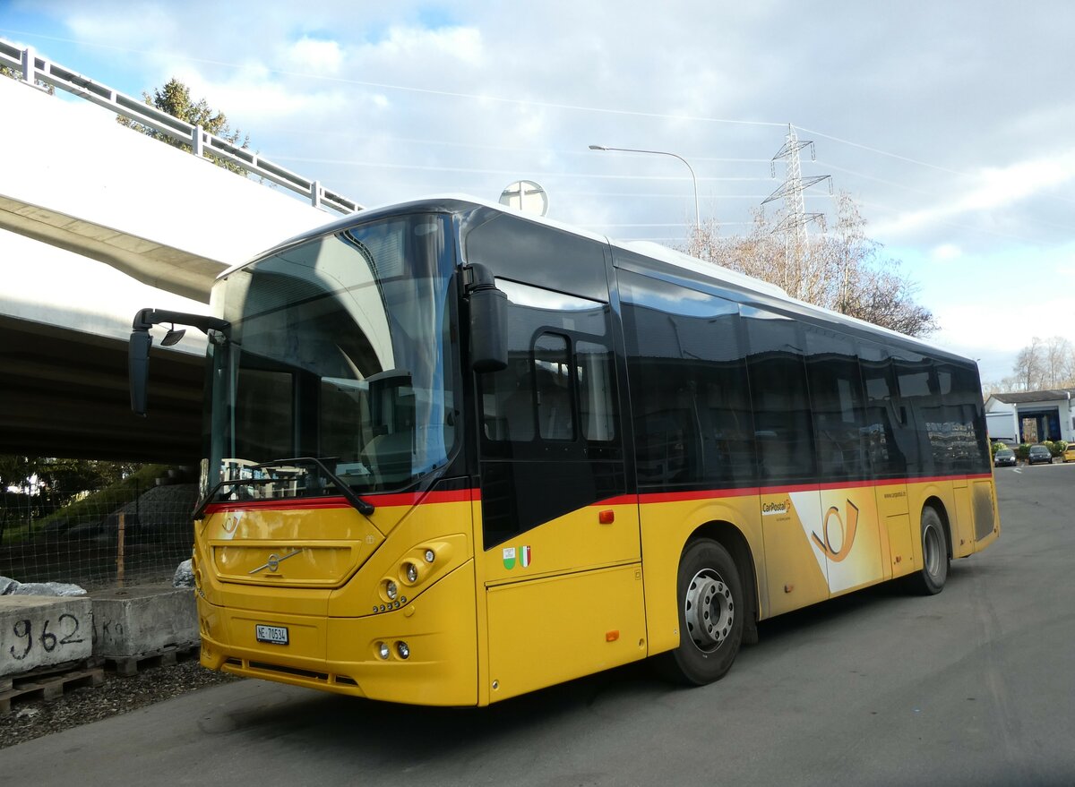 (232'553) - CarPostal Ouest - NE 70'534 - Volvo am 30. Januar 2022 in Kerzers, Interbus