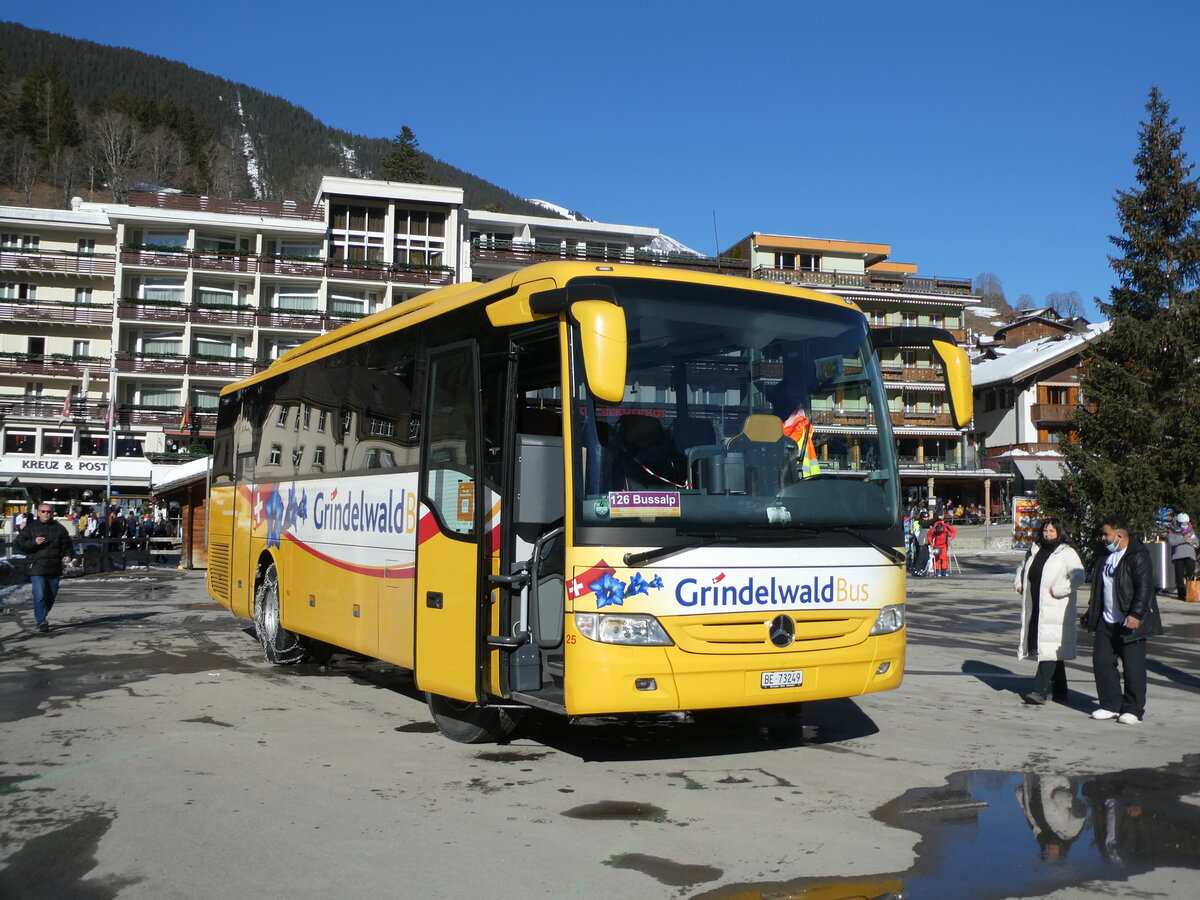 232'870) - Grindelwaldbus, Grindelwald - Nr. 25/BE 73'249 - Mercedes am 13. Februar 2022 beim Bahnhof Grindelwald