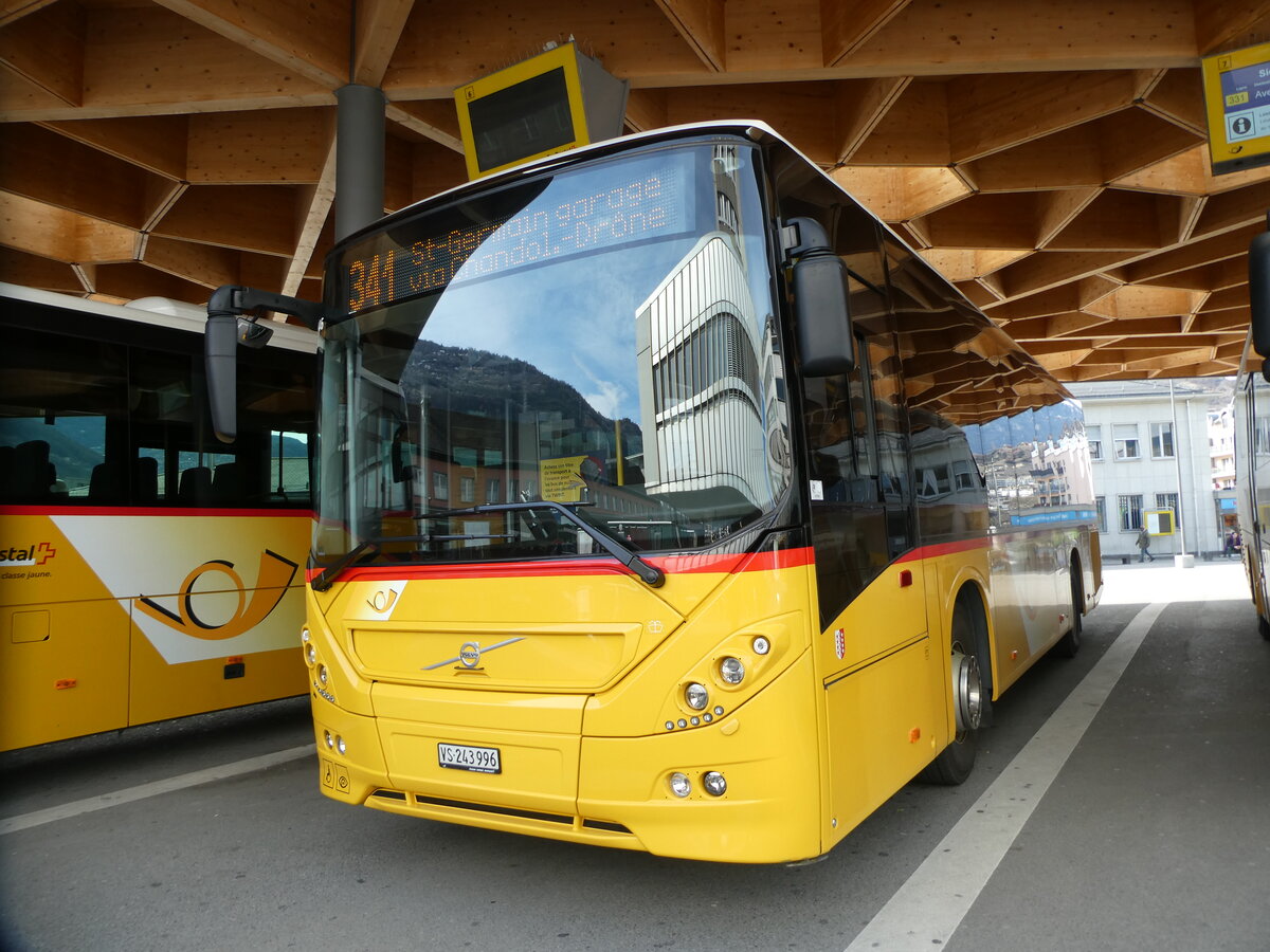 (233'035) - PostAuto Wallis - Nr. 20/VS 243'996 - Volvo am 20. Februar 2022 beim Bahnhof Sion