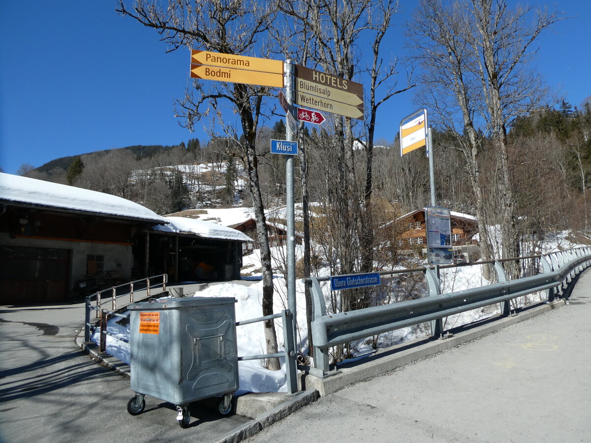 (233'268) - Grindelwaldbus-Haltestelle am 27. Februar 2022 in Grindelwald, Klusi