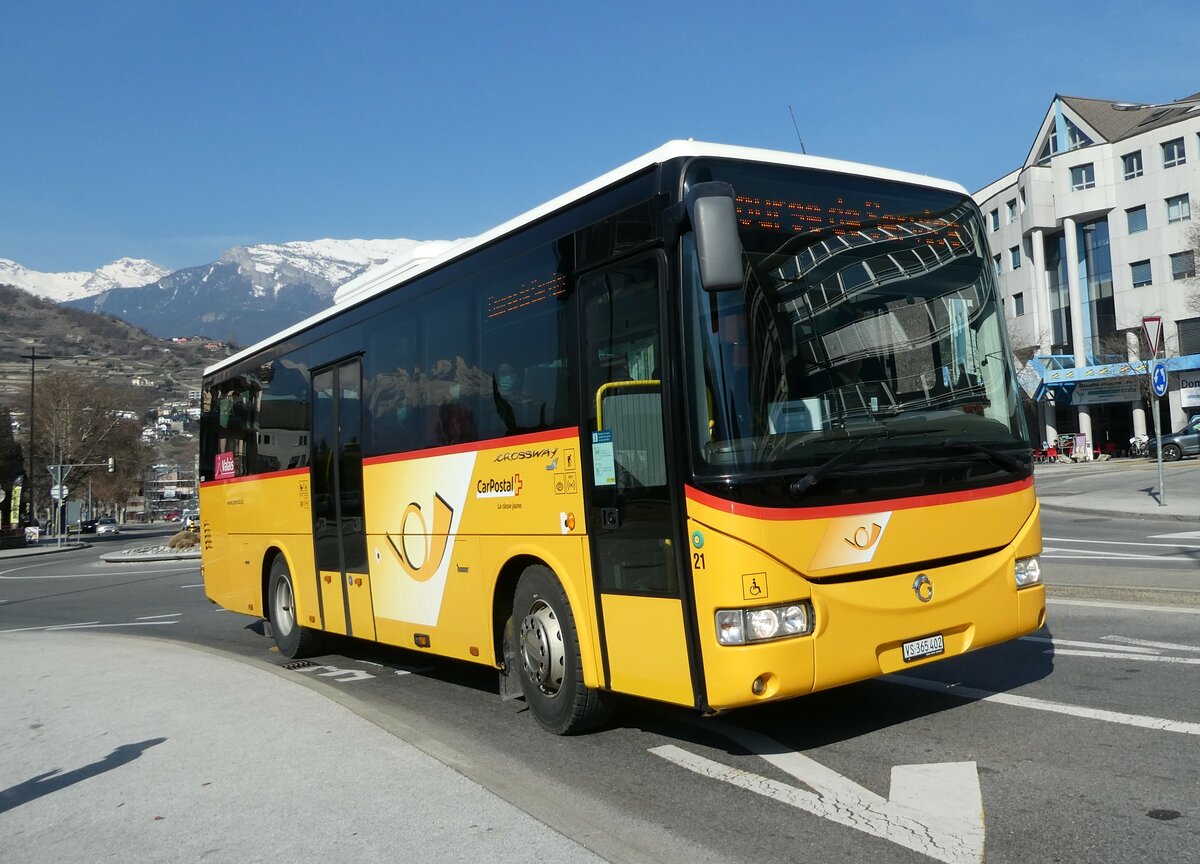 (233'407) - PostAuto Wallis - Nr. 21/VS 365'402 - Irisbus am 7. Mrz 2022 beim Bahnhof Sion